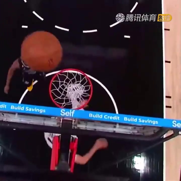罕見一幕!努爾基奇拋投 球神奇停在籃板上沿 看呆凱爾登!(努爾基奇集錦)